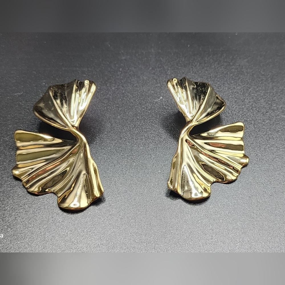 Gold Shell Earrings - Picture 7 of 9